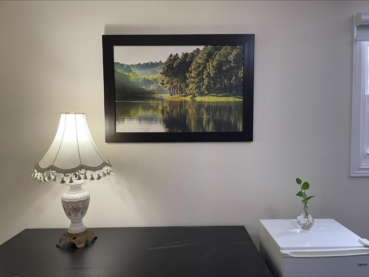 77 Nice And Warm Series Rooms Торонто Екстериор снимка