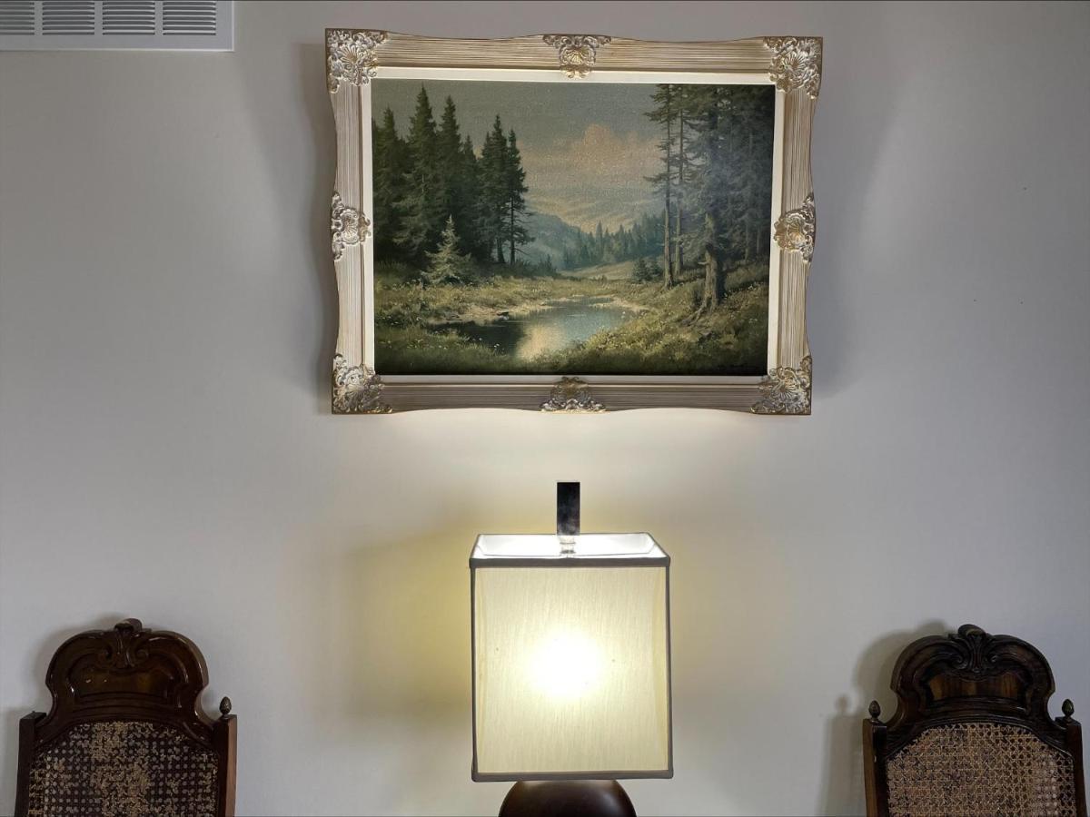77 Nice And Warm Series Rooms Торонто Екстериор снимка