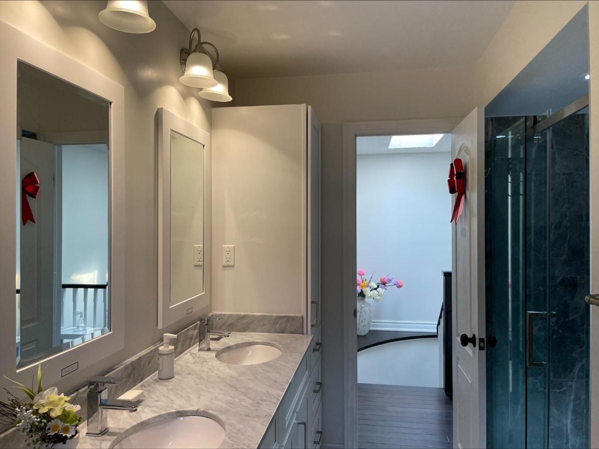77 Nice And Warm Series Rooms Торонто Екстериор снимка