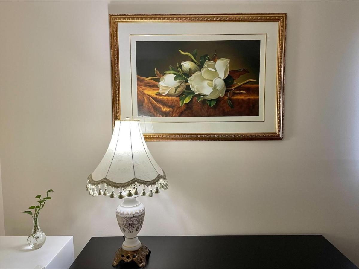 77 Nice And Warm Series Rooms Торонто Екстериор снимка