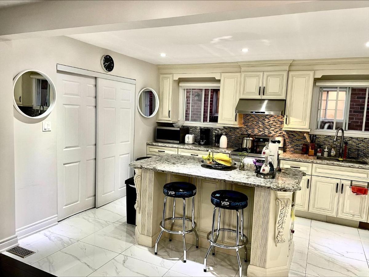 77 Nice And Warm Series Rooms Торонто Екстериор снимка