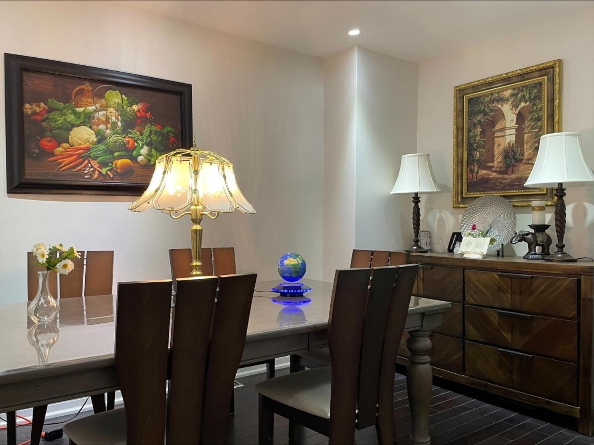 77 Nice And Warm Series Rooms Торонто Екстериор снимка
